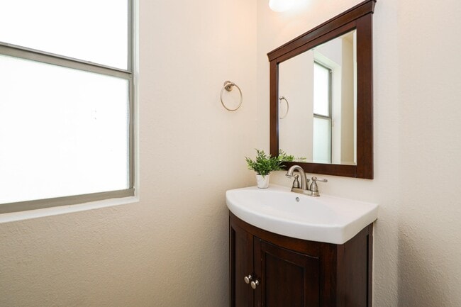 Building Photo - 9813 Sandhill Dr