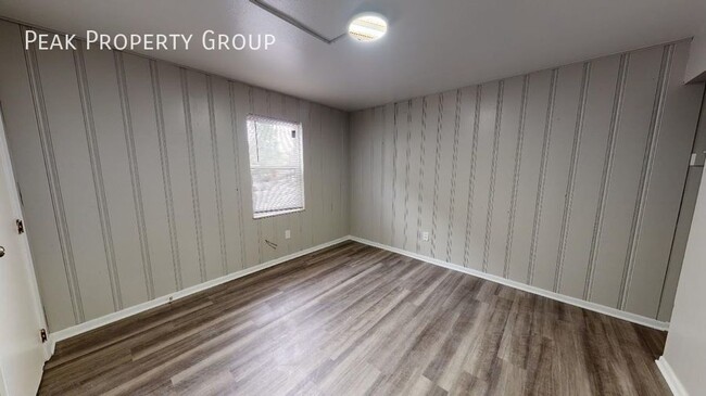 Building Photo - Available Fall 2024! $99 SECURITY DEPOSIT ...