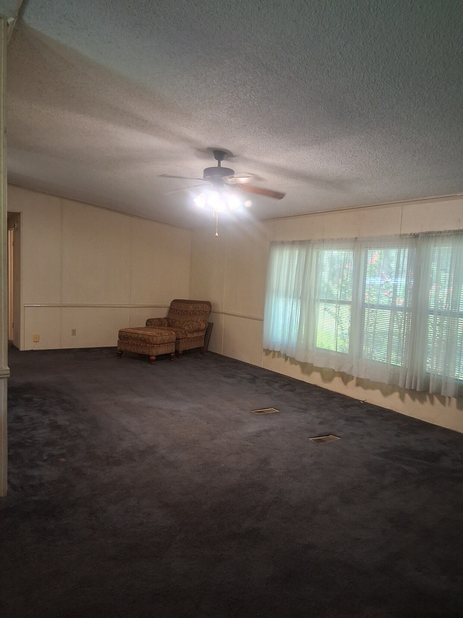 Living room - 11900 SW 121st Ave