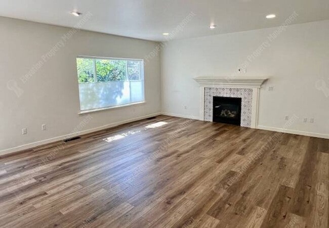 Building Photo - Beautifully updated 3 BR on west side of Bend