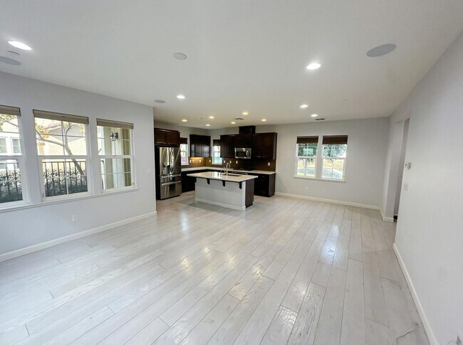 Building Photo - Beautiful 3BD Home in Hayward – Over 2,200 Sq Ft of Comfortable Living