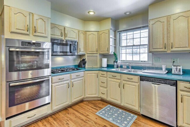 Building Photo - 1034 Clifton Hills Ave