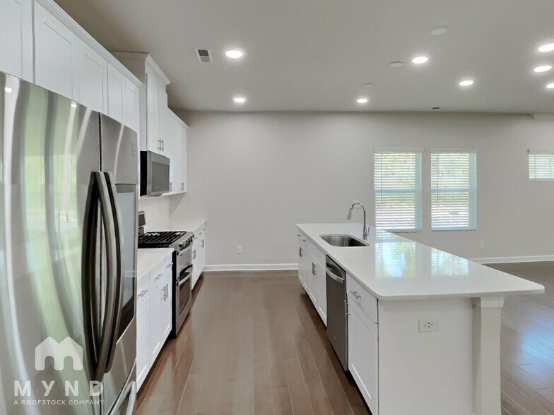 Building Photo - 3325 Lisburn St