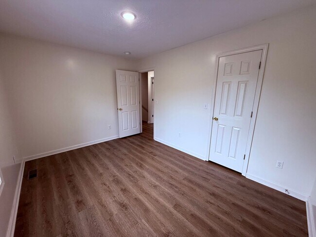 Building Photo - 340 Wakeman Ct NE