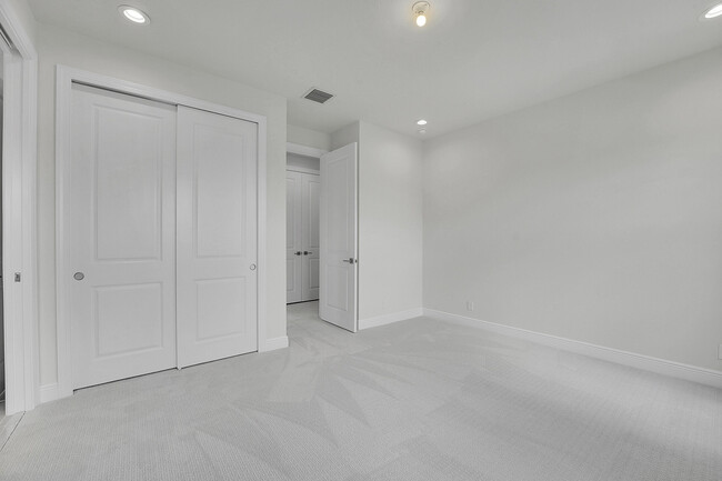 Building Photo - 9341 Crestview Cir