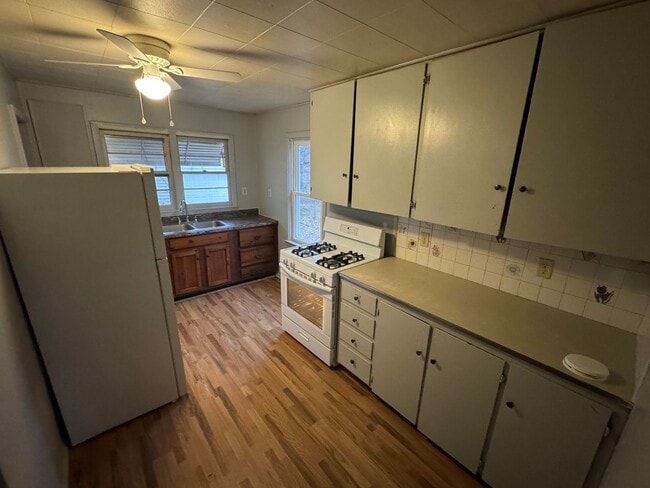 Building Photo - 2 bedroom w garage