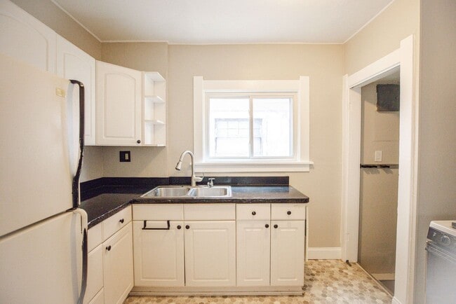 Building Photo - Cute three bedroom home in East Toledo!