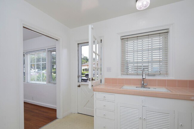 Building Photo - *OPEN HOUSE: 9/28 10-11AM* 2BD/1BA in La J...
