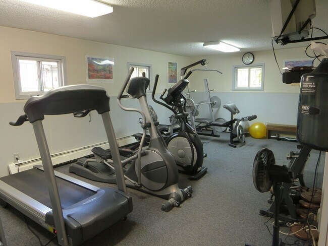 Building Photo - 2 Bed 1 Bath Top Floor Corner Unit Condo