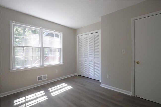 Building Photo - 4732 Valley Dale Dr SW