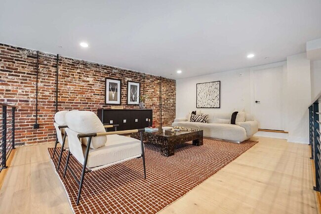 Building Photo - Spacious Elegance: Renovated Theatre! 3-Bedroom Condo with 2.5 Baths in Prime Medford Location!