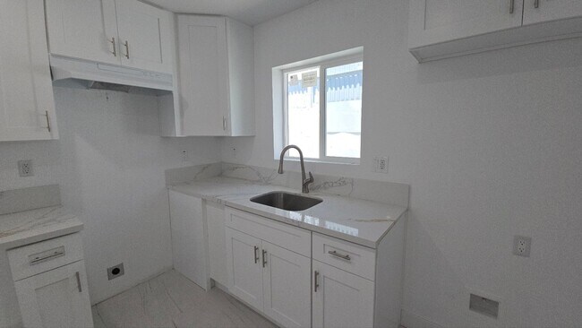 Building Photo - 1319 E 59th Pl