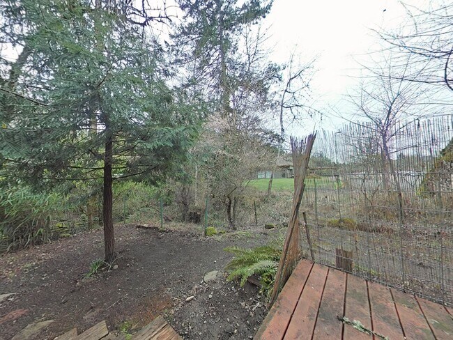 Building Photo - House ~ Close to Timberhill ~ Pet Friendly