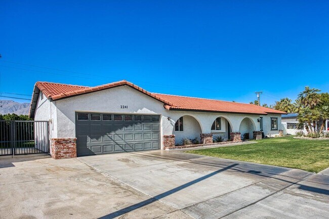 Building Photo - 2241 N San Gorgonio Rd