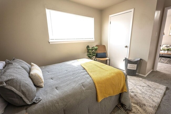 Building Photo - 1660 Moore Ave