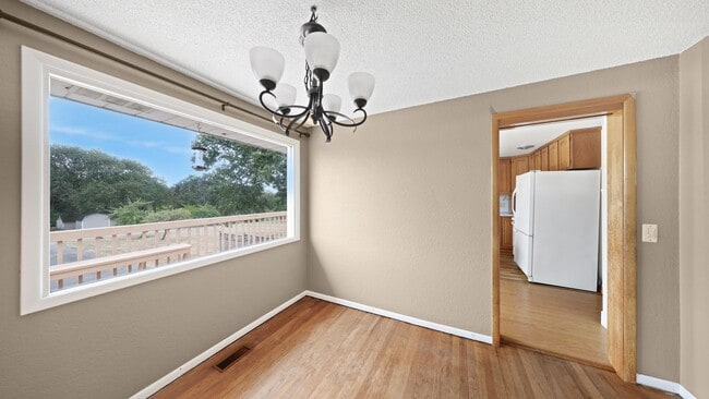 Building Photo - 3 Bed 2.5 Bath - Pet Friendly - Landscapin...