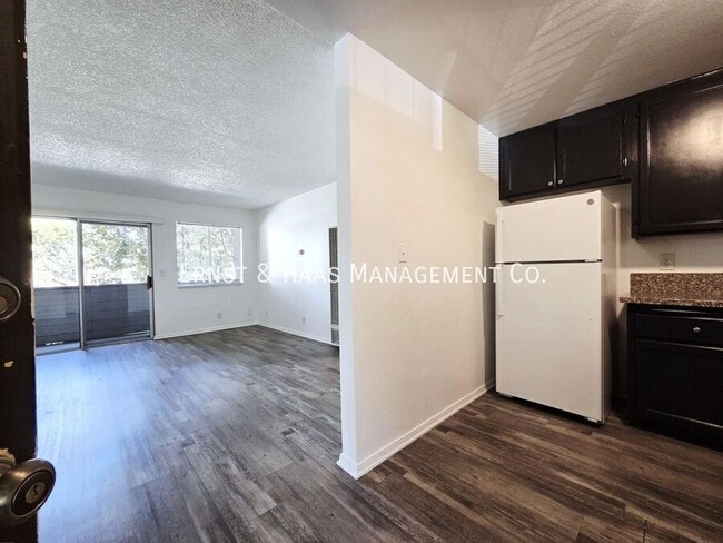 Building Photo - 6673 Hammond Ave C