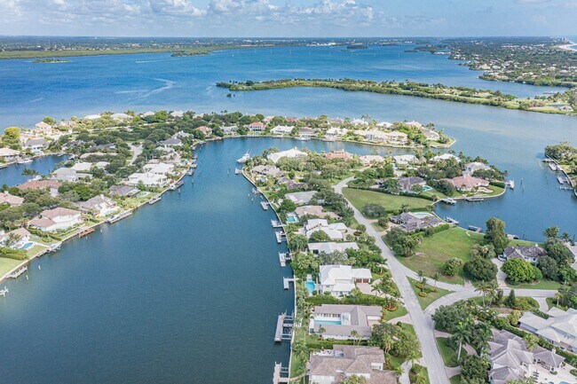 Building Photo - 195 Spinnaker Dr