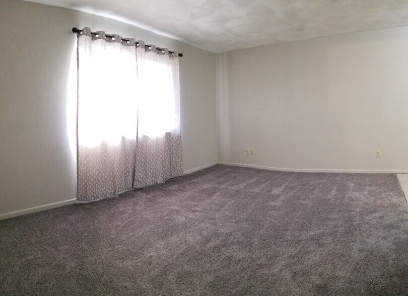 Building Photo - 525 W H St