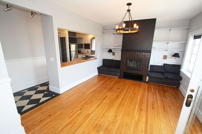 Building Photo - CHARMING 3 BEDROOM TUDOR REVIVAL APARTMENT W/ PUGET SOUND VIEWS