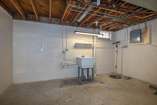 Building Photo - Newly Renovated - Spacious 4 Bedroom - 2 B...