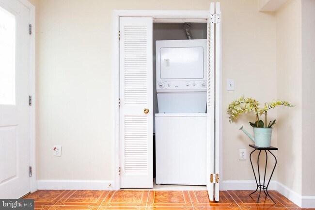 Building Photo - 303 Lincoln Ave