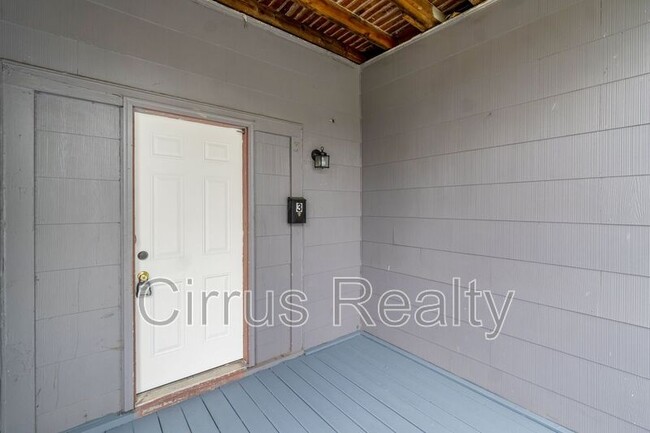 Building Photo - 301 Cedar St