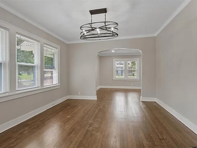 Building Photo - Stunning and Spacious 5BR 2BA Home in Kansas City