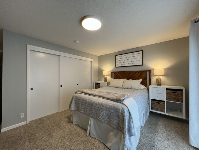 Building Photo - Charming Home Near Nike Campus with Vaulted Ceilings & Updated Kitchen