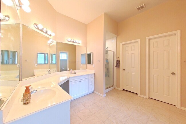 Building Photo - 2810 White Oak Ln