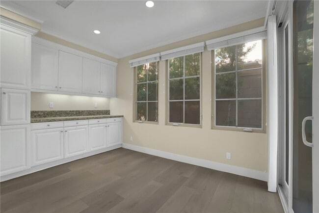 Building Photo - 64 Bianco