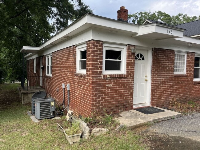 Building Photo - 2 Bed Back Unit in Uptown!