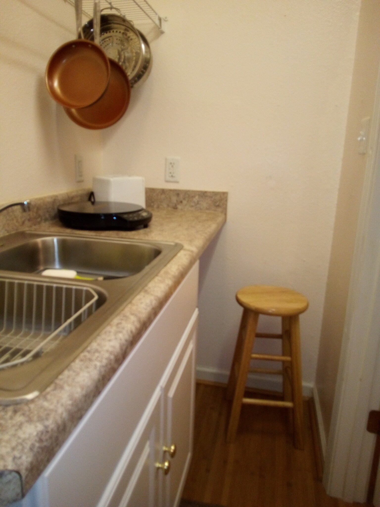 Kitchenette - 1008 Martin Luther King Jr Dr