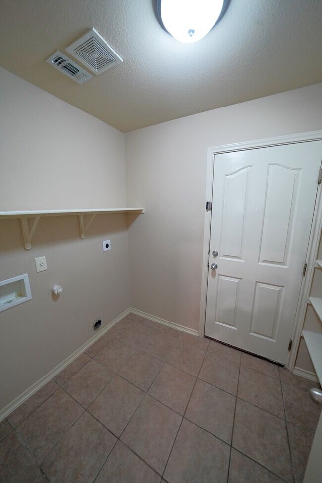 Building Photo - Move-In Ready Property Now Available in Selma, TX! - Realtor Commission: $600
