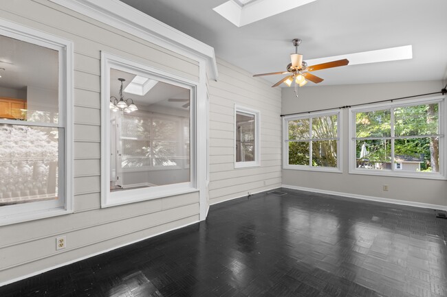 Building Photo - 4505 Aviemore Crescent