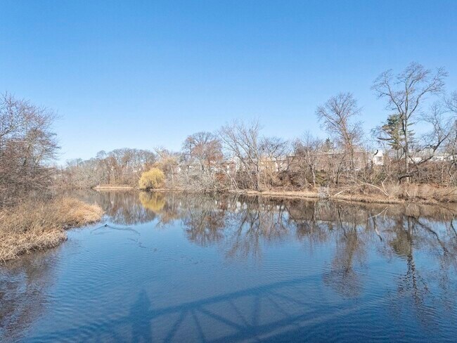 Building Photo - 180 River St