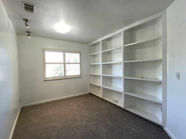 Building Photo - Two Story, Three Bedrooms, Two And A Half Bathrooms In Brookside