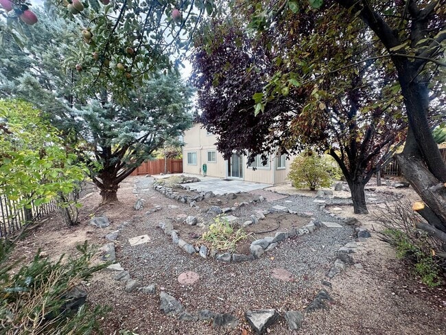 Building Photo - Spacious 3 Bedroom 2.5 Bath Home In NW Ren...
