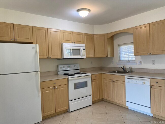 Building Photo - 594 W Montauk Hwy