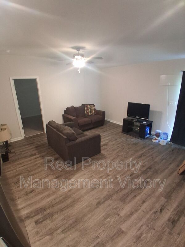 Building Photo - 12516 Waterbury Way