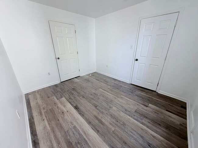 Building Photo - 2-bedroom HOUSE near University City!