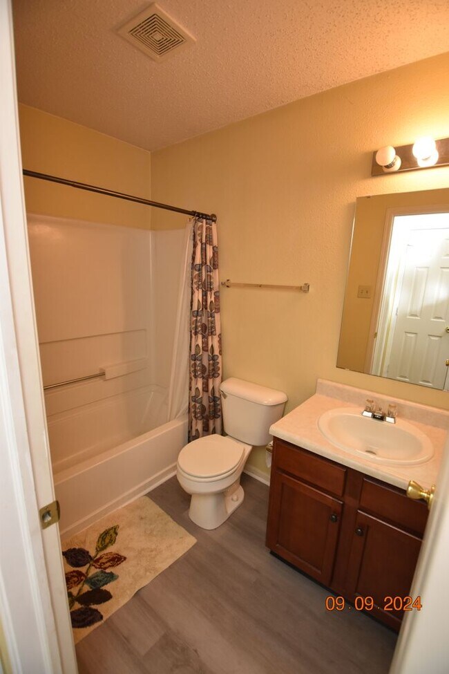 Building Photo - 3 Bedroom, 2 Full Bath Home in Greenfield