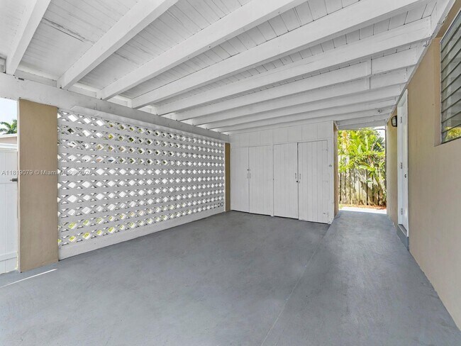 Building Photo - 1418 N 16th Ave