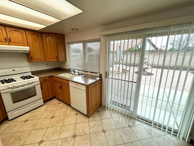 Building Photo - Spacious Single Story Upgraded Home