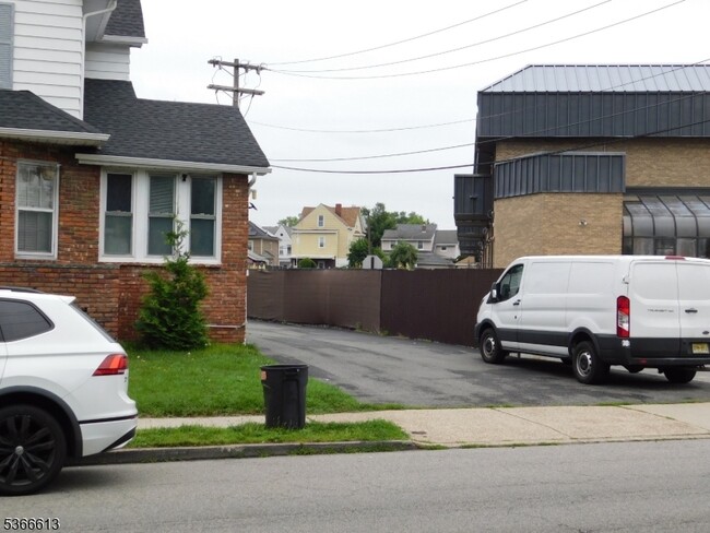 Building Photo - 176 Totowa Rd