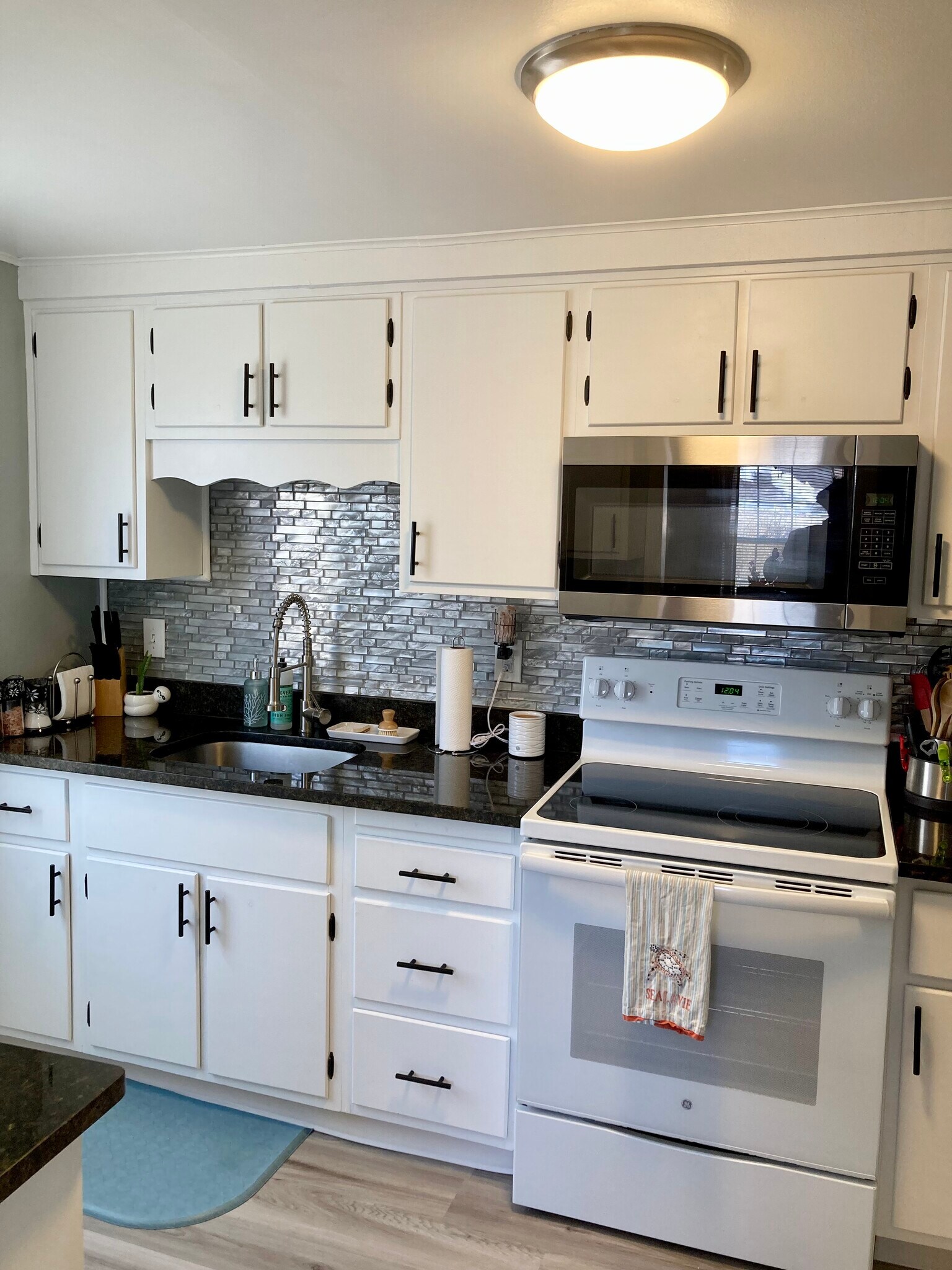 Building Photo - 144 Oak St