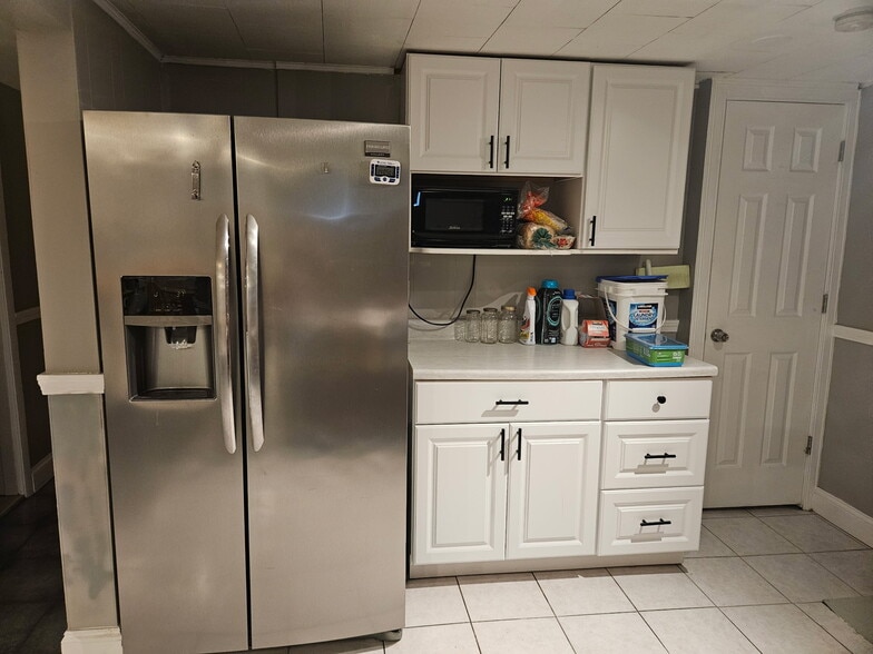 Kitchen - 71 Leitha Dr