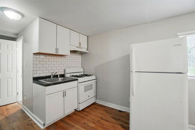 Building Photo - 39 Wuest St