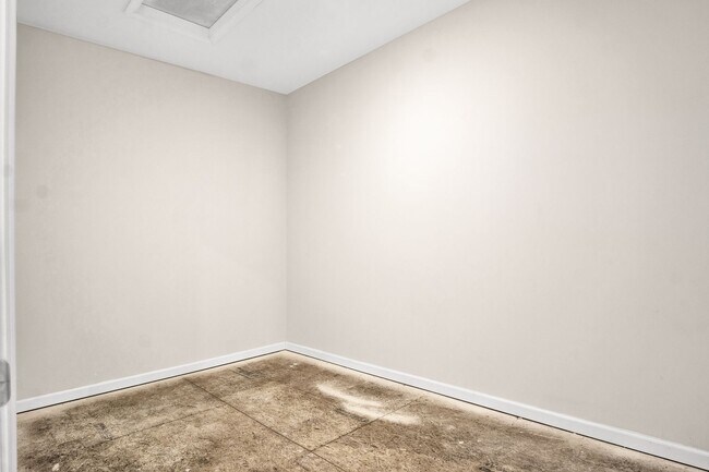 Building Photo - Spacious 3 Bedroom 3.5 Bath Townhome with Finished Basement & First-Floor Suite Near I-64