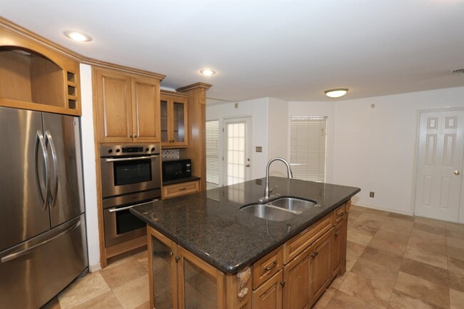 Building Photo - 609 St James Ct